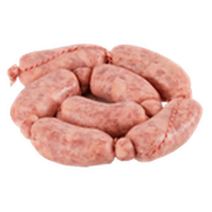 Ristra de chorizos frescos sobre fondo blanco