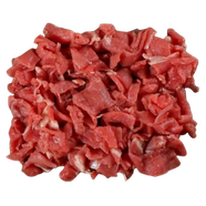 Carne cortada en cubos para tacos, sobre fondo blanco