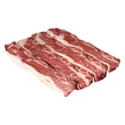 Costilla banderita cortada en tiras, sobre fondo blanco
