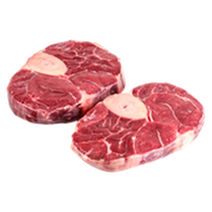 Rodajas de osobuco con hueso, sobre fondo blanco